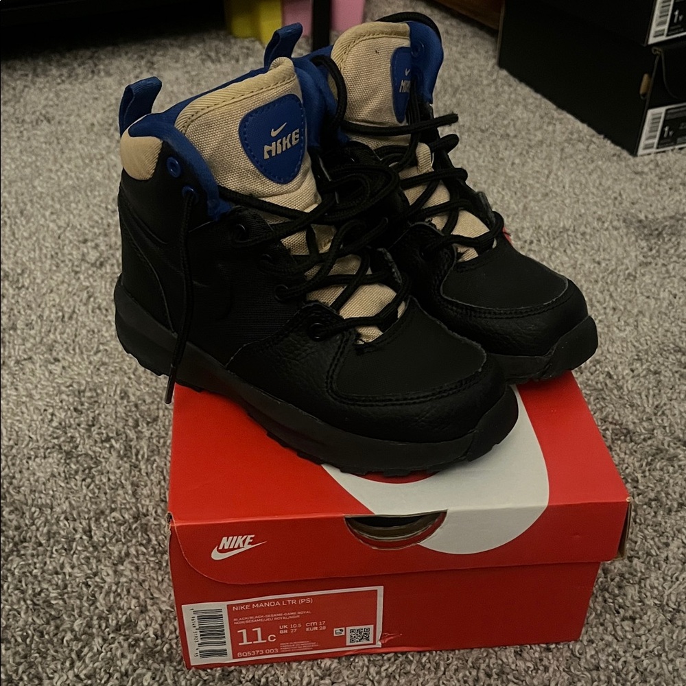 Nike Manoa LTR (PS) Kids Black and Blue Boots Size 11c boys or girls